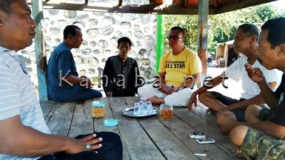 H. Sutarman (Kaos Kuning) saat berdiskusi dengan warga Kampung Sigi korban pelemparan. Foto: Bin