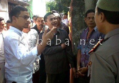 Hanafi Rais didampingi Ketua DPRD Kota Bima berkunjung ke rumah orang tua Fajar di Penatoi. Foto: Tim