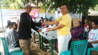 H. Sutarman menyerahkan bantuan kepada korban pelemparan warga Kampung Sigi Paruga. Foto: Bin