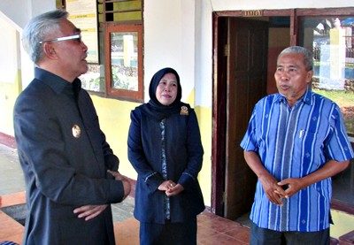 Wabup Bima saat sidak di sejumlah Sekolah di Kecamatan Woha. Foto: Hum