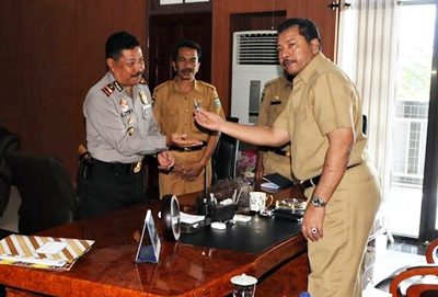 Walikota Bima saat menyerahkan kunci Kantor Polsek Asakota. Foto: Hum