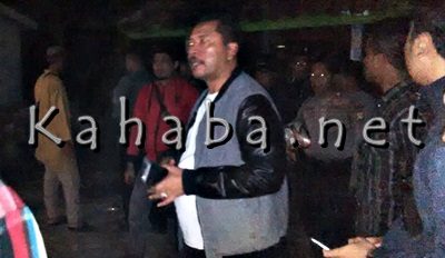 Walikota Bima saat pantau lokasi pelemparan rumah warga. Foto: Bin