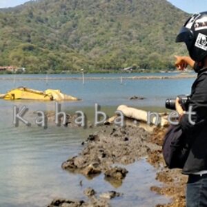 Excavator DKP yang Disewa Tenggelam di Pantai Amahami