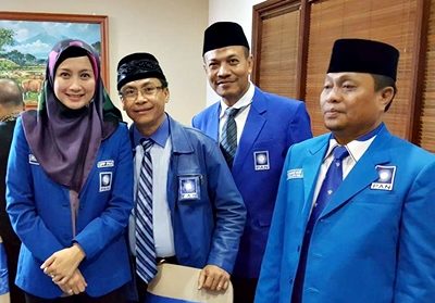 Feri Sofyan pose bersama Anggota DPR RI Desy Ratnasarih dan kader PAN lainnya. Foto: Feri Sofyan (Facebook)