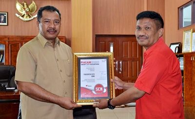 Walikota Bima menerima Piagam Smart City Nusantara dari Kepala Telkom Bima. Foto: Hum