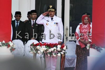 Walikota Bima saat menjadi Inspektur Upacara Pengibaran Bendera Peringatan HUT RI ke-71. Foto: Bin