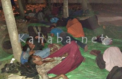 Warga Oi Katupa saat tidur dibawah pohon halaman Kantor DPRD Kabupaten Bima. Foto: Deno