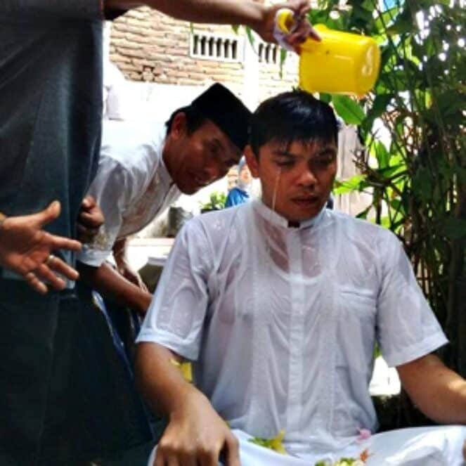 Calon Jena Teke Dimandikan di Temba Ncuhi Dara