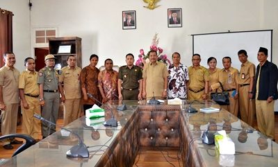 Foto bersama Walikota Bima dan jajaran bersama pengurus Gereja Santo Yusuf. Foto: Hum