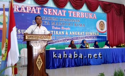 Proses Gladi Bersih wisuda Akbid Surya Mandiri Bima angkatan ke-VI. Foto: Eric