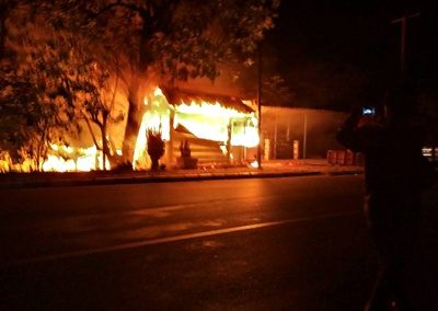 Saung Miratun yang terbakar. Foto: Atin Yadam (Facebook)