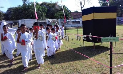 Siswa TK Yaa Bunayya dan SD Lukman AL Hakim saat praktek Manasik Haji. Foto: Eric