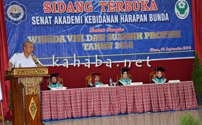 Wakil Walikota Bima saat menyampaikan sambutan pada acara Wisuda Akbid Harapan Bunda Bima. Foto: Eric