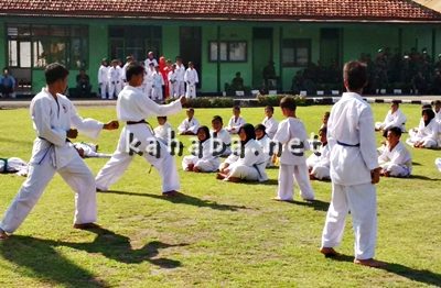 Atraksi karate cilik saat  HUT TNI di Bima. Foto: Ady