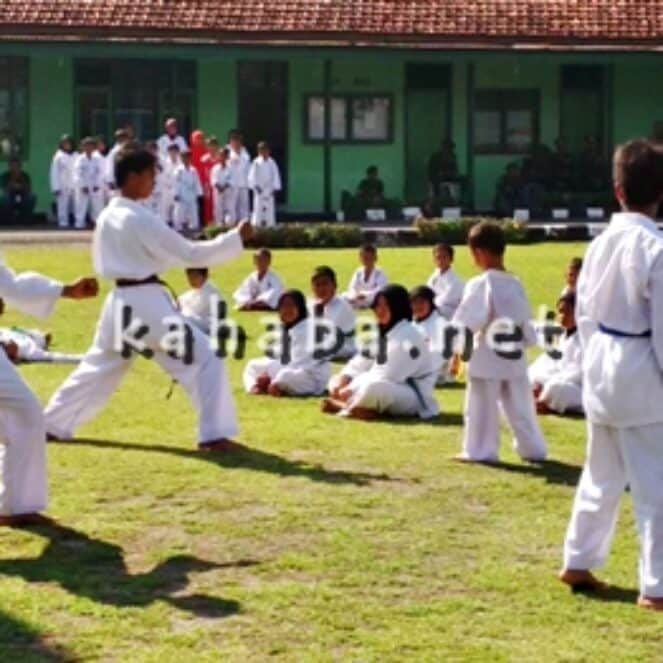Atraksi Karate Cilik, Meriahkan HUT TNI di Bima
