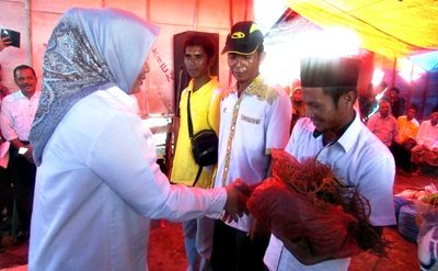 Bupati Bima saat menyerahkan bantuan di Kecamatan Langgudu. Foto: Hum