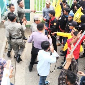 Massa Pecahkan Lampu Kantor Pemkot Bima, Demo Mahasiswa Ricuh