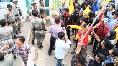 Kericuhan saat aksi mahasiswa di Kantor Pemkot Bima. Foto: Bin