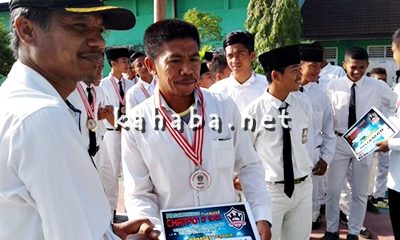 Kepala MAN 2 Kota Bima, Mansyur saat menyerahkan piagam penghargaan kepada Manager Tim Futsal Ahmad Gazali. Foto: Eric