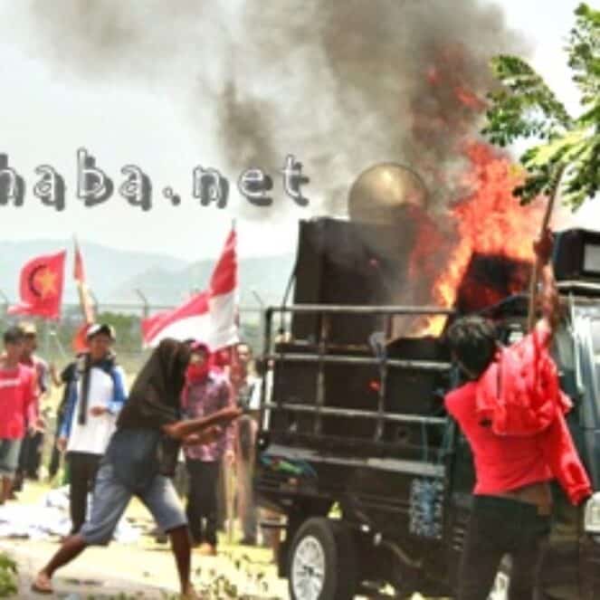 Mobil Massa Aksi GNP dan Oi Katupa Terbakar