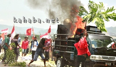 Mobil Massa Aksi GNP dan Oi Katupa Terbakar - Kabar Harian Bima
