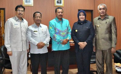 Pose bersama Walikota Bima, Bupati Bima, Wakil Bupati Bima dan Sekda Kabupaten Bima usai pertemuan. Foto: Hum