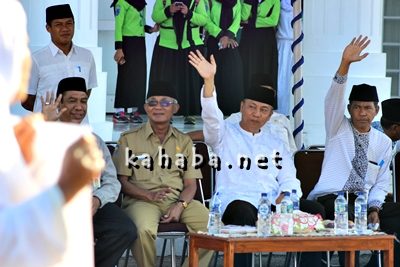 Wakil Walikota Bima, Sekda dan Asisten I melambaikan tangan pada peserta pawai ta'aruf. Foto: Bin