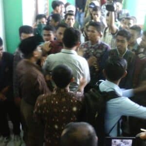 Desak Ketua IAI Muhammadiyah Bima Mundur, Mahasiswa Pecahkan Kaca Kampus