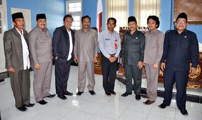 Kepala Dinas Dikpora Kota Bima H. Alwi Yasin saat foto bersama dengan Anggota DPRD Bangkalan. Foto: Hum