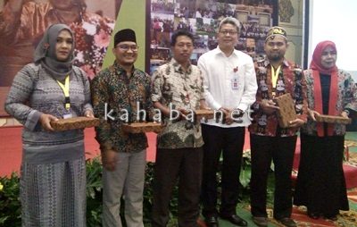 Ketua Lakpesdam NU Bima (Dua Dari Kiri) usai menerima penghargaan dari Kemenko PMK RI. Foto: Ady
