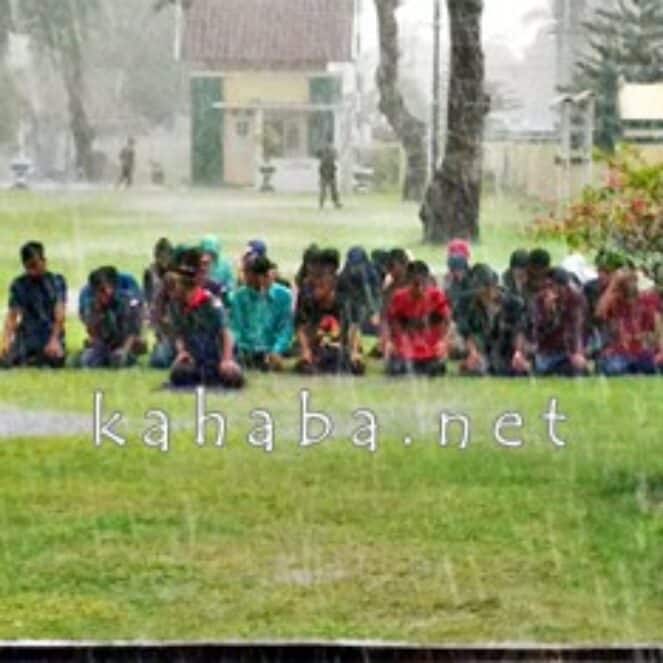 Diguyur Hujan, Mahasiswa Sholat Dzuhur di Halaman Kantor Walikota