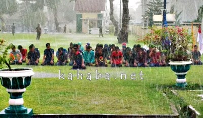 Diguyur Hujan, Mahasiswa Sholat Dzuhur di Halaman Kantor Walikota - Kabar Harian Bima