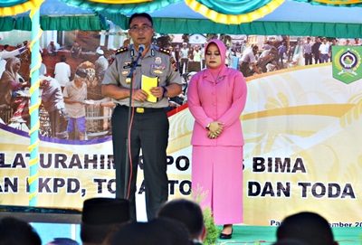 Mantan Kapolres Bima AKBP. Gatut Kurniadin SIK dan isteri saat acara Sertijab. Foto: Hum