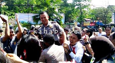 Nurman saat diangkat dan digendong anggotanya saat merayakan hari lahir. Foto: Ompu