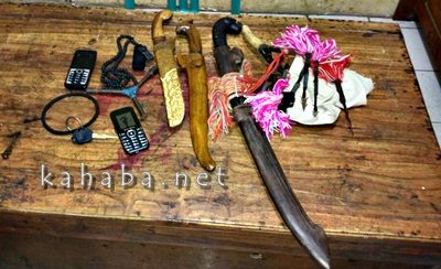 Parang, golok, panah, kunci segitiga dan kunci T yang diamankan Polisi. Foto: Ompu