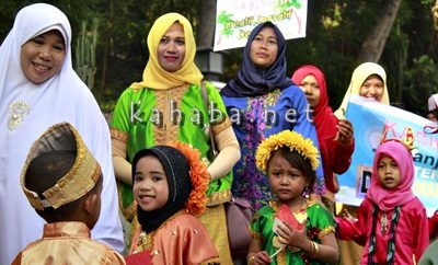 Peserta Pawai Budaya menyambut Hari Ibu. Foto: Bin