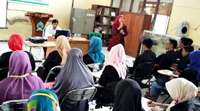 Rostiati Dahlan saat menyampaikan materi pada Pelatihan Tenaga Kerja. Foto: Hum