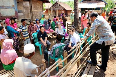 Tim Oxfam Inggris didampingi Walikota Bima saat berdialog dengan warga Ndano Nae. Foto: Hum