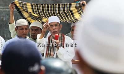 Tuan Guru H Gani Masykur saat menyampaikan pesan untuk massa aksi Bela Islam di Kota Bima. Foto: Bin