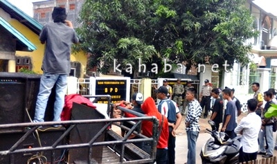Kelola ADD Diduga tidak Transparan, Kepala Desa Runggu Didemo Warga ...