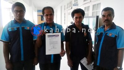 Amiruddin dan pengurus FPKT Kota Bima menunjukan surat  pemberitahuan penghargaan untuk Walikota Bima. Foto: Bin