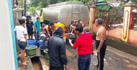 Peduli Korban Banjir, Lutfi Distribusi Air Bersih dan Nasi - Kabar Harian Bima