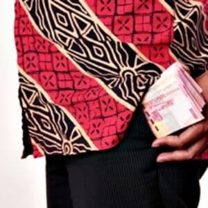 Diduga Gelapkan Uang Nasabah, Karyawan Bank Pd. Bpr Dilapor Polisi - Kabar Harian Bima
