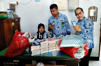 Ketua Panitia kegiatan Hardiansyah (Tengah) dan staf saat cek sejumlah barang untuk disalurkan ke Desa Riamau. Foto: Dok. PU Kab. Bima