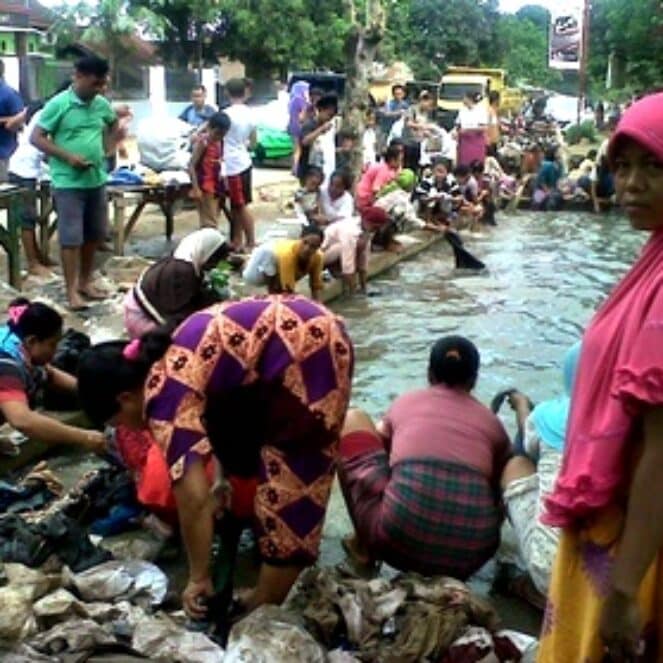Warga Tangga Gotong Royong Cuci Baju Korban Banjir