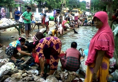 Warga Tangga Gotong Royong Cuci Baju Korban Banjir - Kabar Harian Bima