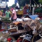 Angkut Sampah Banjir, Warga Patungan Sewa Truk - Kabar Harian Bima