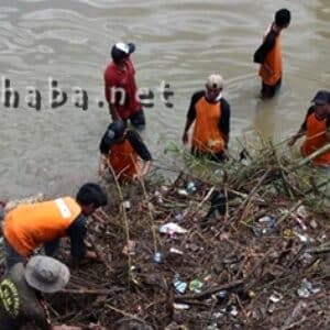 Warga Gotong-Royong Bersihkan Jembatan Padolo I