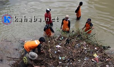 Warga Gotong-Royong Bersihkan Jembatan Padolo I - Kabar Harian Bima