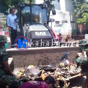 Syafrudin Imbau Warga Bantu TNI Bersihkan Sisa Banjir - Kabar Harian Bima